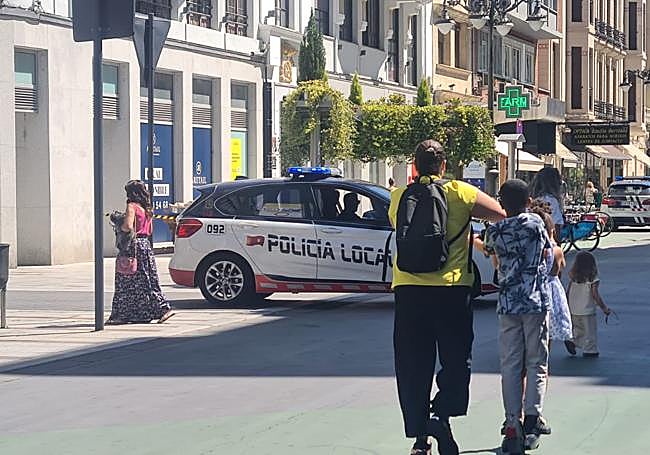 Vehículo de la Policía Local de León en Ordoño.