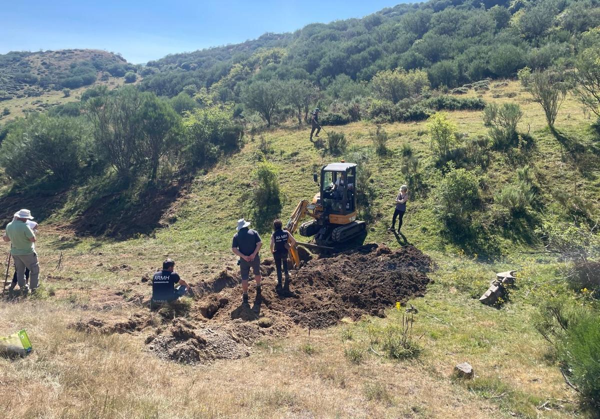 Labores de exhumación en el paraje Peña Villamanín.