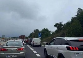 Atasco en la AP-66 el pasado fin de semana.