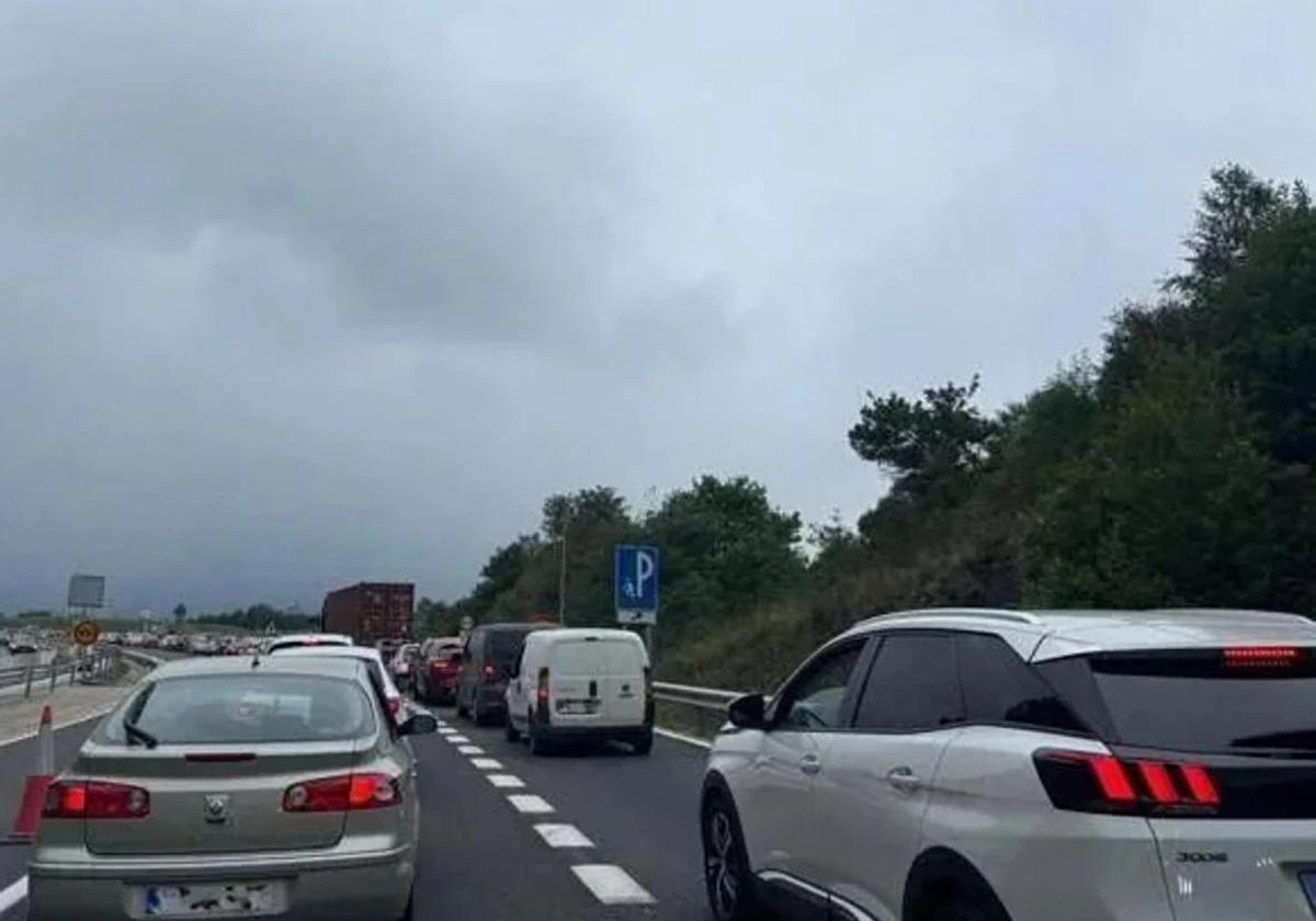 Atasco en la AP-66 el pasado fin de semana.