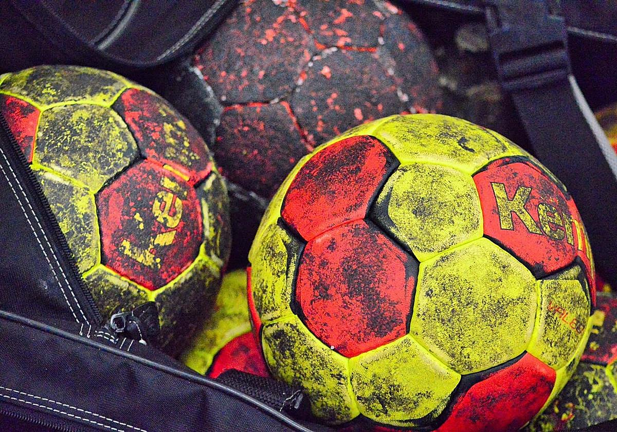 Varios balones de balonmano.