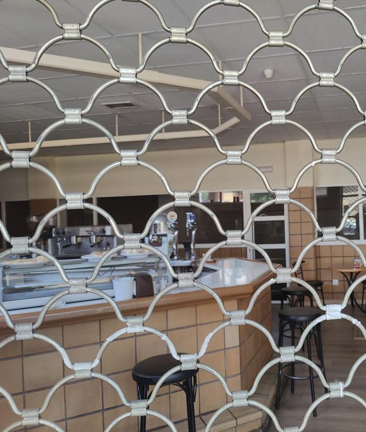 Imagen secundaria 2 - El bar del Estadio Hispánico permanece cerrado.