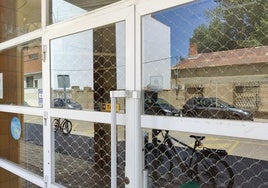 Las puertas del bar del polideportivo del Estadio Hispánico cerradas desde hace meses.