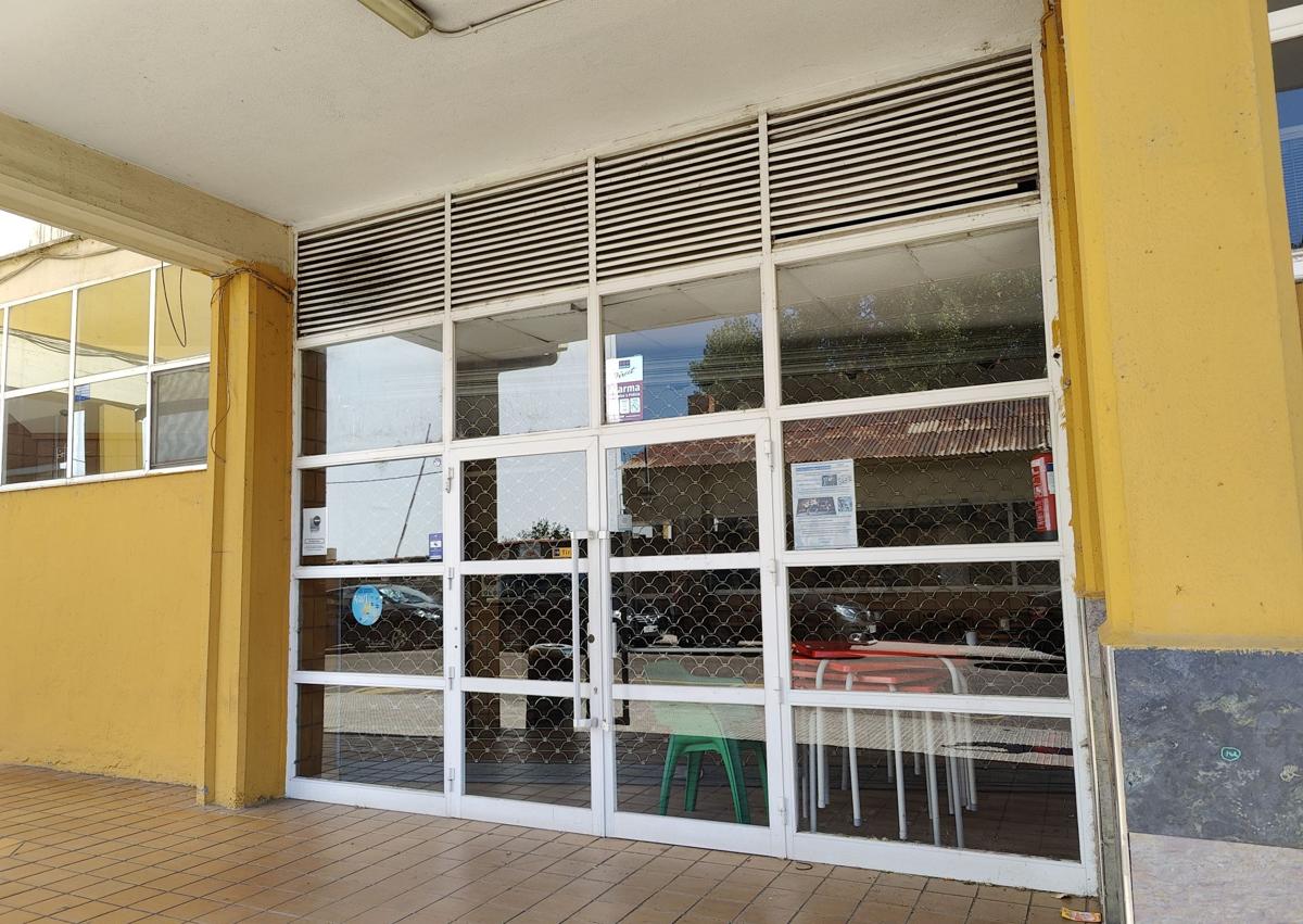Imagen secundaria 1 - El bar del Estadio Hispánico permanece cerrado.