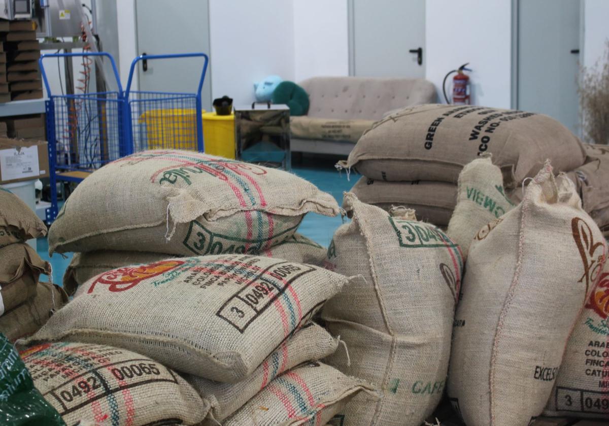 Los sacos de café esperan a ser tostados.