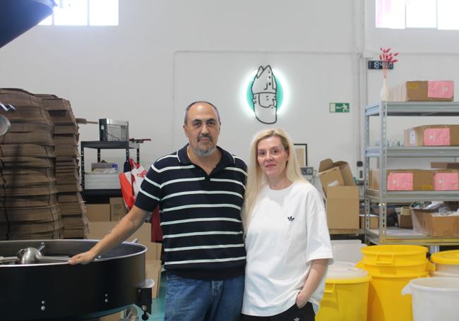 El matrimonio de tostadores de café, Lus Ángel Garrido y Laura Melón Moldes, en su fábrica en Villaobispo (Villaquilambre).