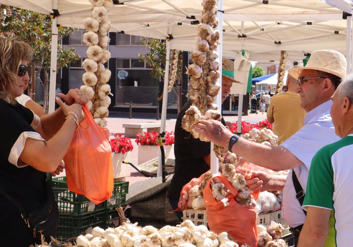 El ajo impulsa la comarca del Órbigo con su tradicional feria