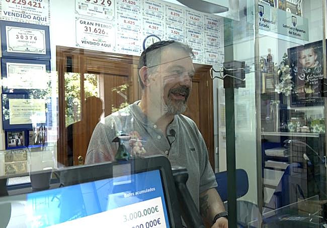 Manolo es el lotero del barrio.