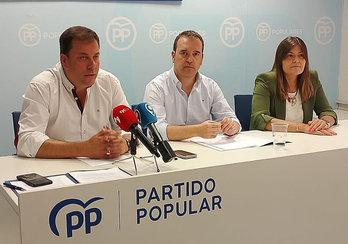 Los procuradores del PP en Cortes, Antonio Mendoza, Ricardo Gaviales y Beatriz Coelho.