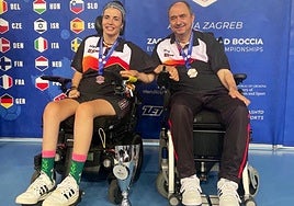 Sara Aller (I), junto a su pareja deportiva Vasile Agache (D), con la medalla de bronce lograda en los Campeonatos de Europa.