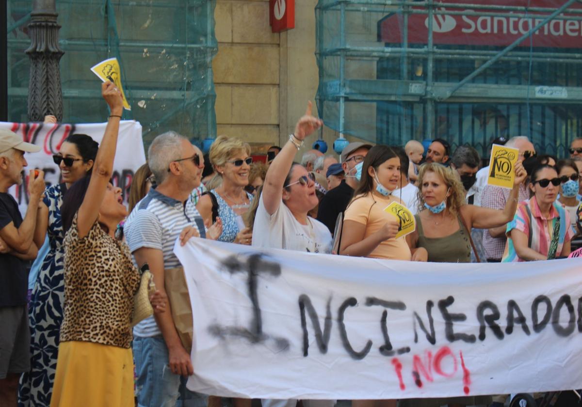 Vecinos protestan en las puertas del Ayuntamiento de León en Ordoño II contra la instalación de una central de biomasa al sur de la ciudad.