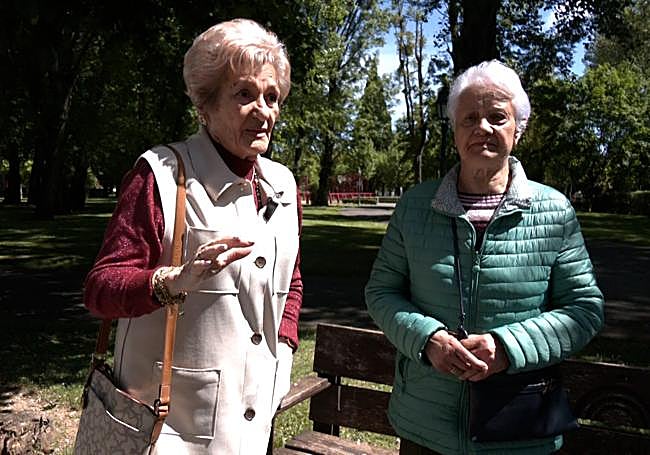 María Jesús y Conchi, de la asociación vecinal del barrio.