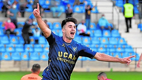 La SD Ponferradina refuerza el centro del campo con el fichaje de Xemi Fernández