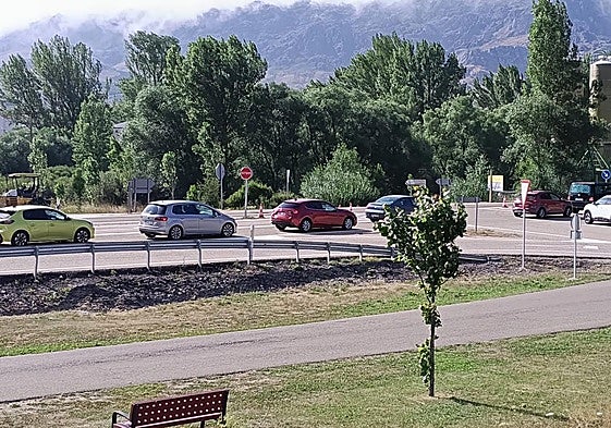 Retención de vehículos en el cruce de la N-630 con la LE-312 y la LE- 3503 en Villamanín.