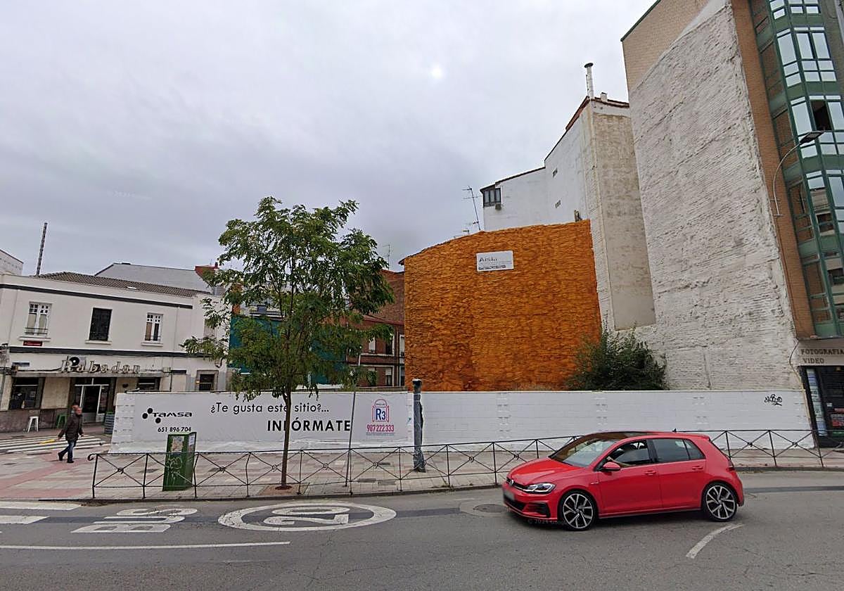 Solar en la esquina de la avenida de Álvaro López Núñez con la calle Federico Echevarría donde se construirá una de las promociones.