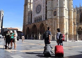 Turistas, aún con las maletas, llegando a la Catedral.