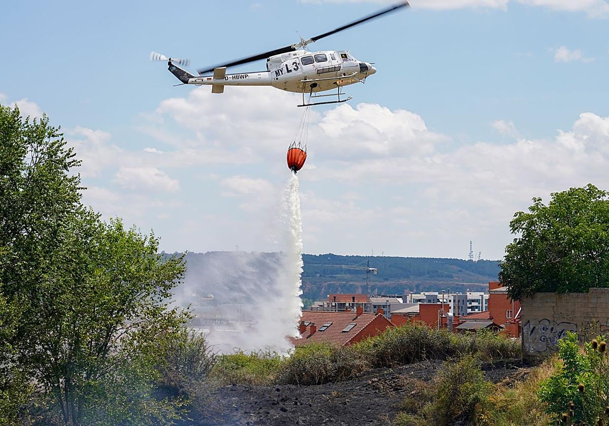 Imagen de un helicóptero actuando en la zona.