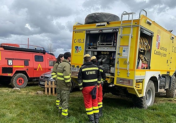 Imagen de la UME y Agentes Medioambientales de la Junta.