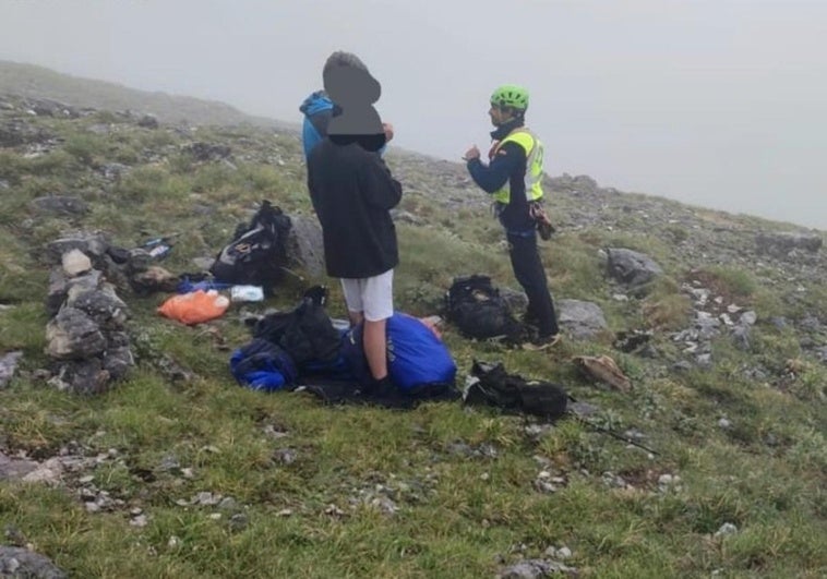 Se desorientan haciendo una ruta en Picos de Europa y pasan la noche a la intemperie