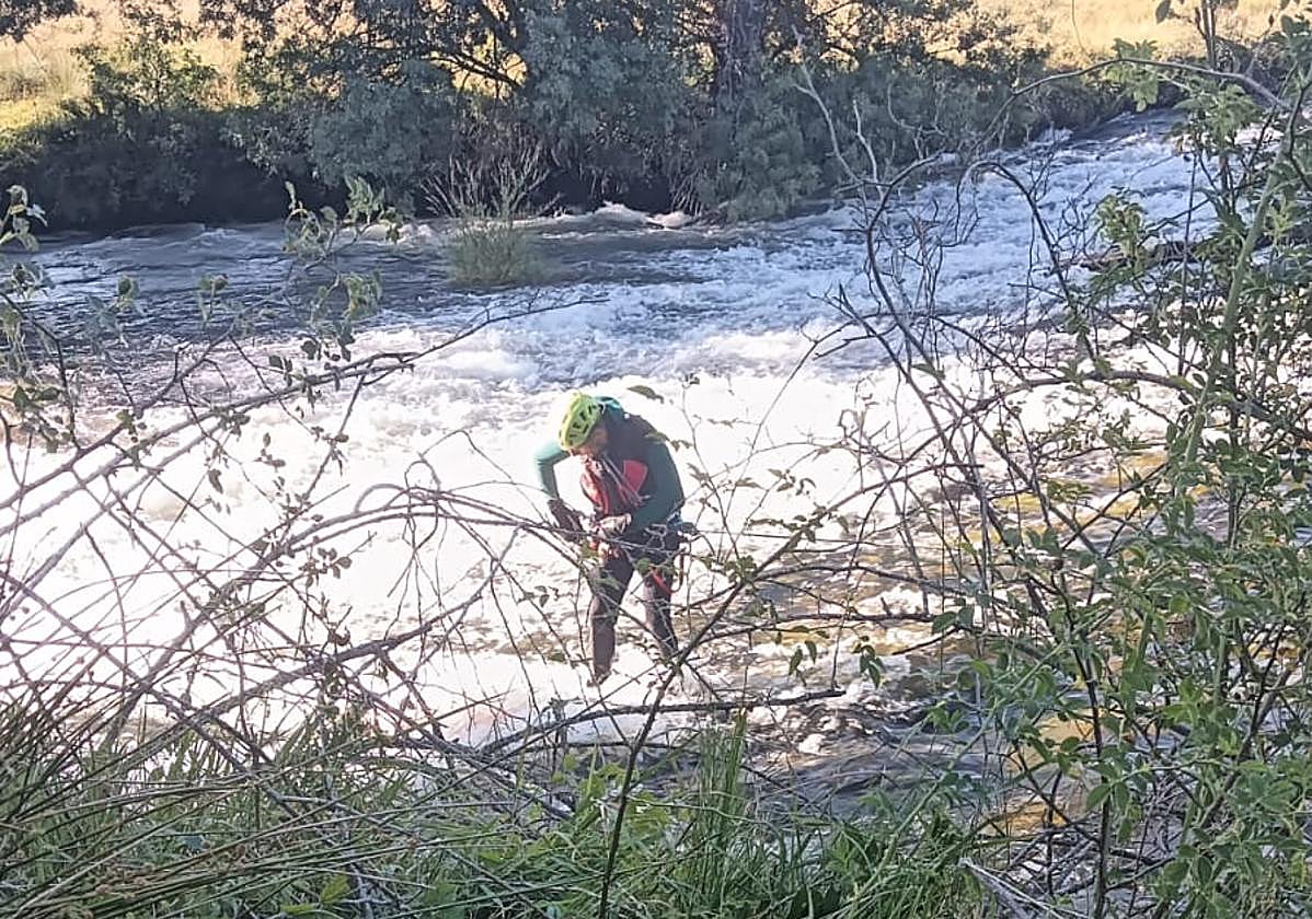 Labores de rescate del cuerpo del hombre que cayó al río.