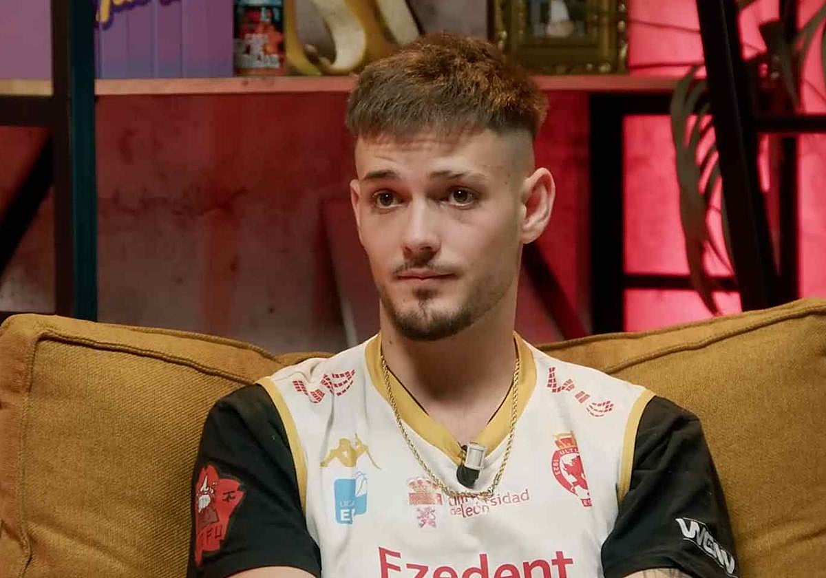 Bnet en el podcast 'Club 113' con la camiseta de la Cultural de baloncesto.