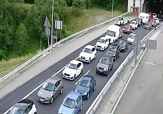 Congestión en la autopista del Huerna (AP-66) por obras en los túneles.