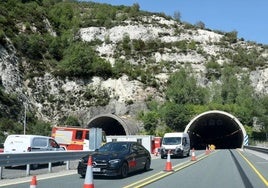 Carriles cortados en uno de los túneles en obras de la autopista del Huerna.