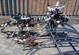 La extraña 'bicicleta' en el aparcamiento de bicis de la estación de tren.