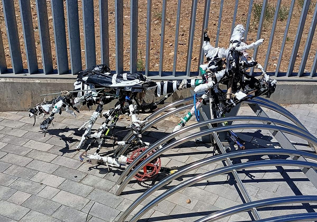 La extraña 'bicicleta' en el aparcamiento de bicis de la estación de tren.