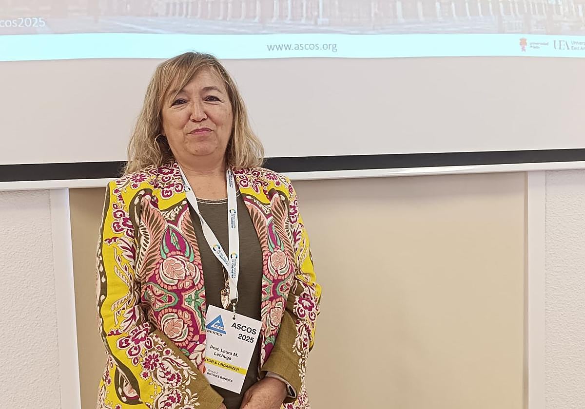 Laura M. Lechuga en el inicio del foro.