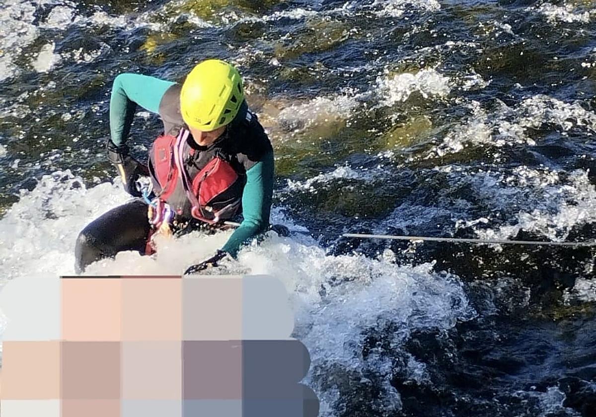 Intervención para el rescate del cuerpo de un hombre en el río.