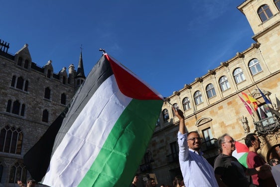 La bandera de Palestina portada por uno de los asistentes a la concentración en Botines.
