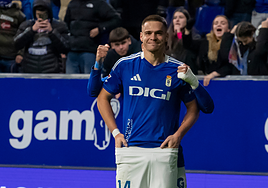 Daniel Paraschiv celebra un gol con el Real Oviedo