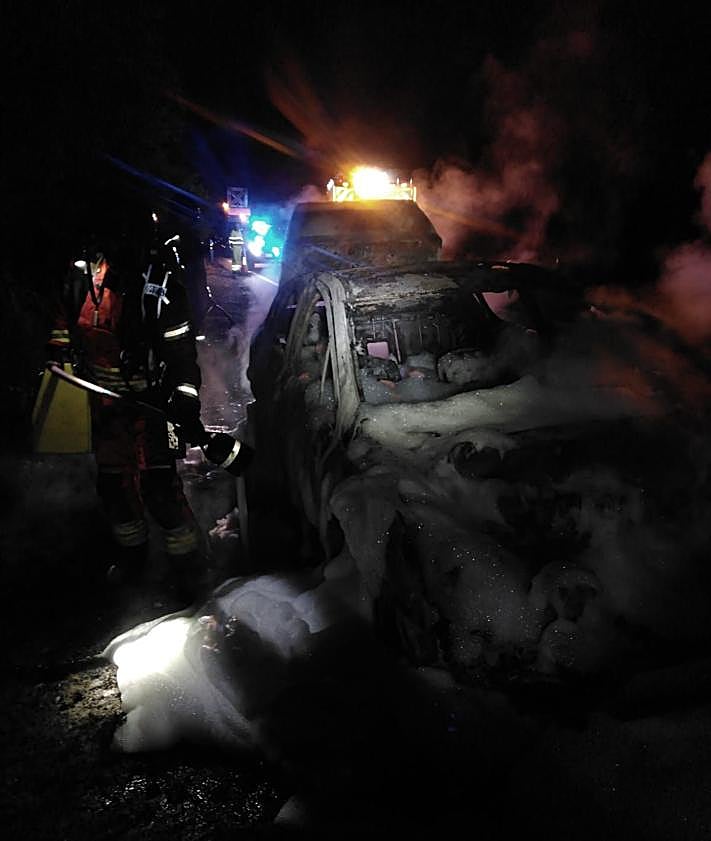 Imagen secundaria 2 - Estado del vehículo y trabajos de extinción.