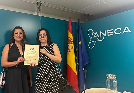 Representantes de la ULE recogiendo el sello.