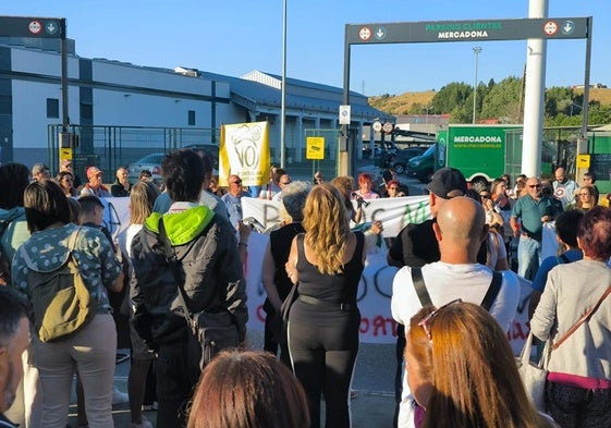 Cientos de personas llegan al final de la manifestación en la avenida Alcalde Miguel Castaño junto al límite con Puente Castro.