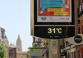 Un termómetro marca 31 grados en la avenida Ordoño II con la Catedral de León al fondo.