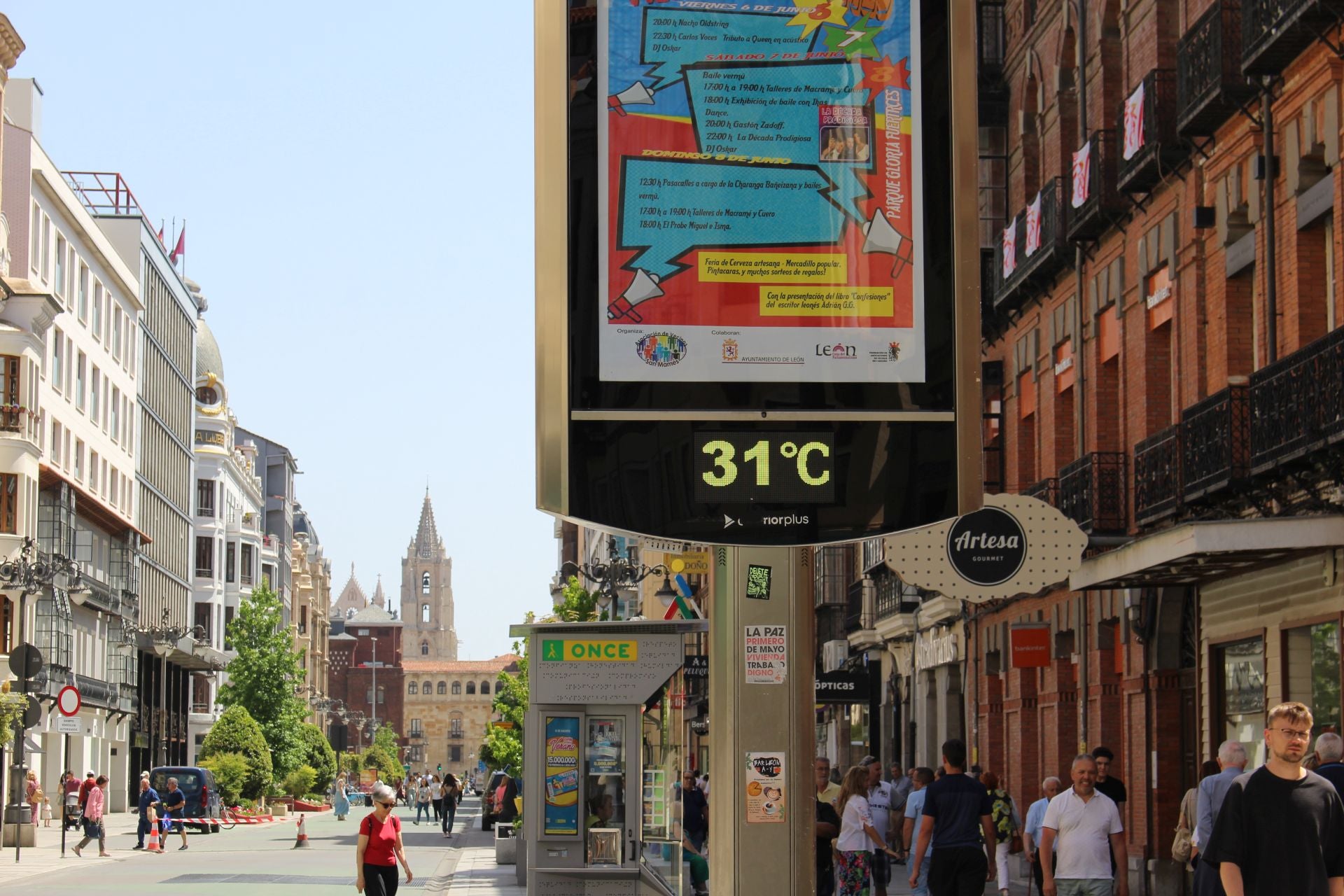 Un termómetro marca 31 grados en la avenida Ordoño II con la Catedral de León al fondo.