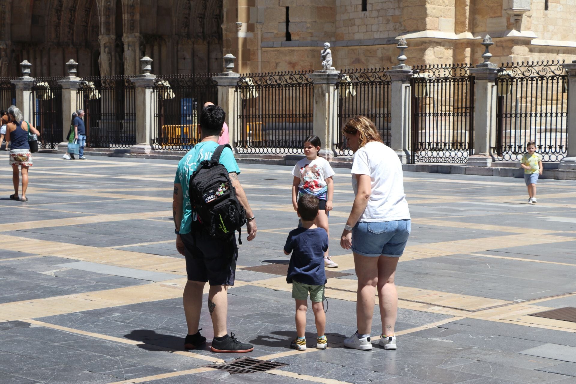 Turistas visitan León durante sus vacaciones de verano