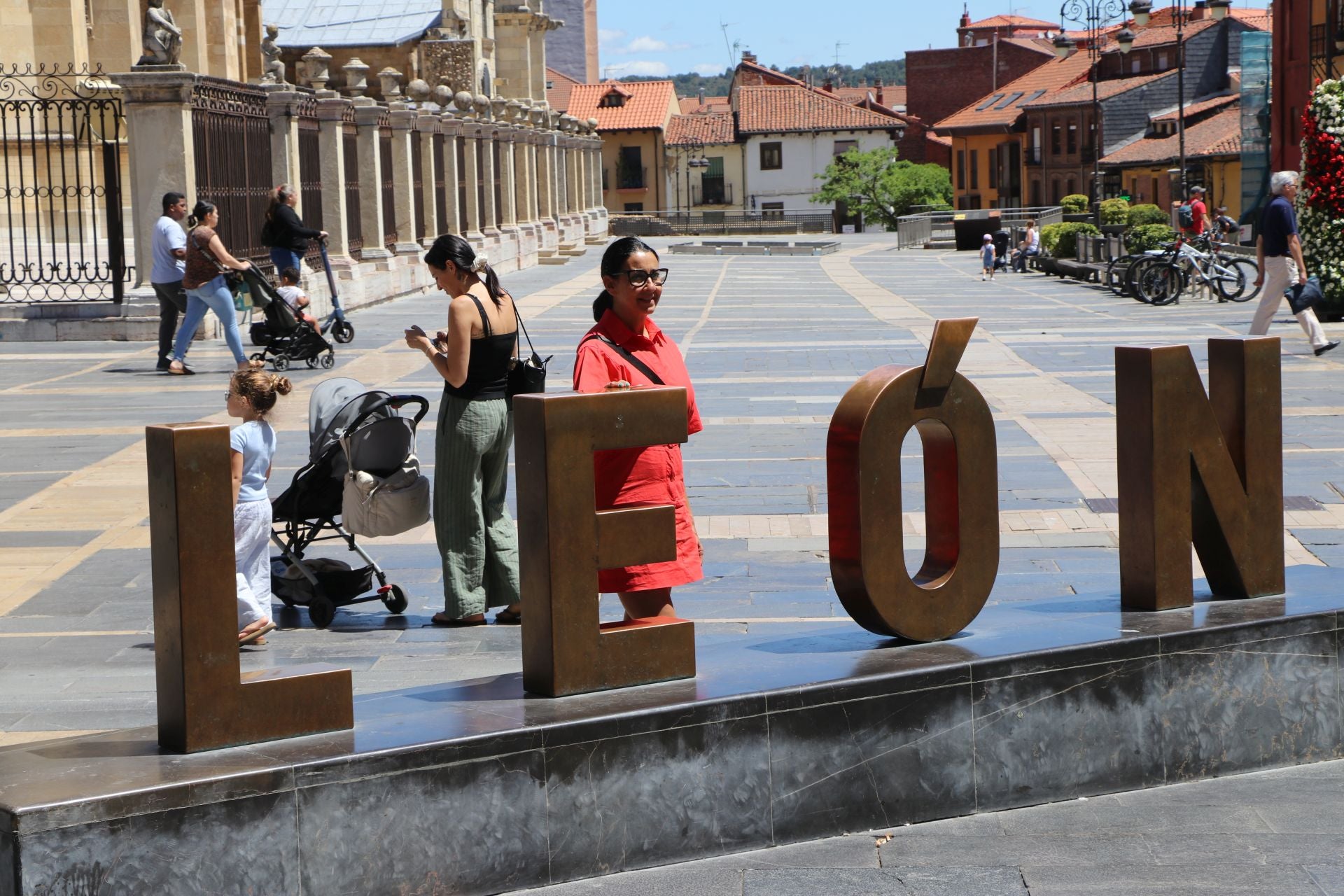 Turistas visitan León durante sus vacaciones de verano