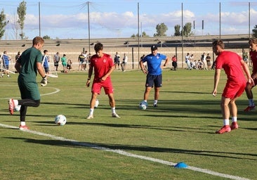 Más de un centenar de aficionados arropan a la Cultural en el entrenamiento