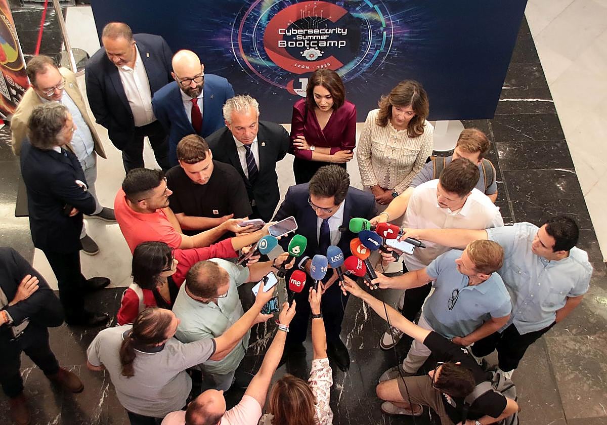 Óscar López atiende a los medios en su visita a León.