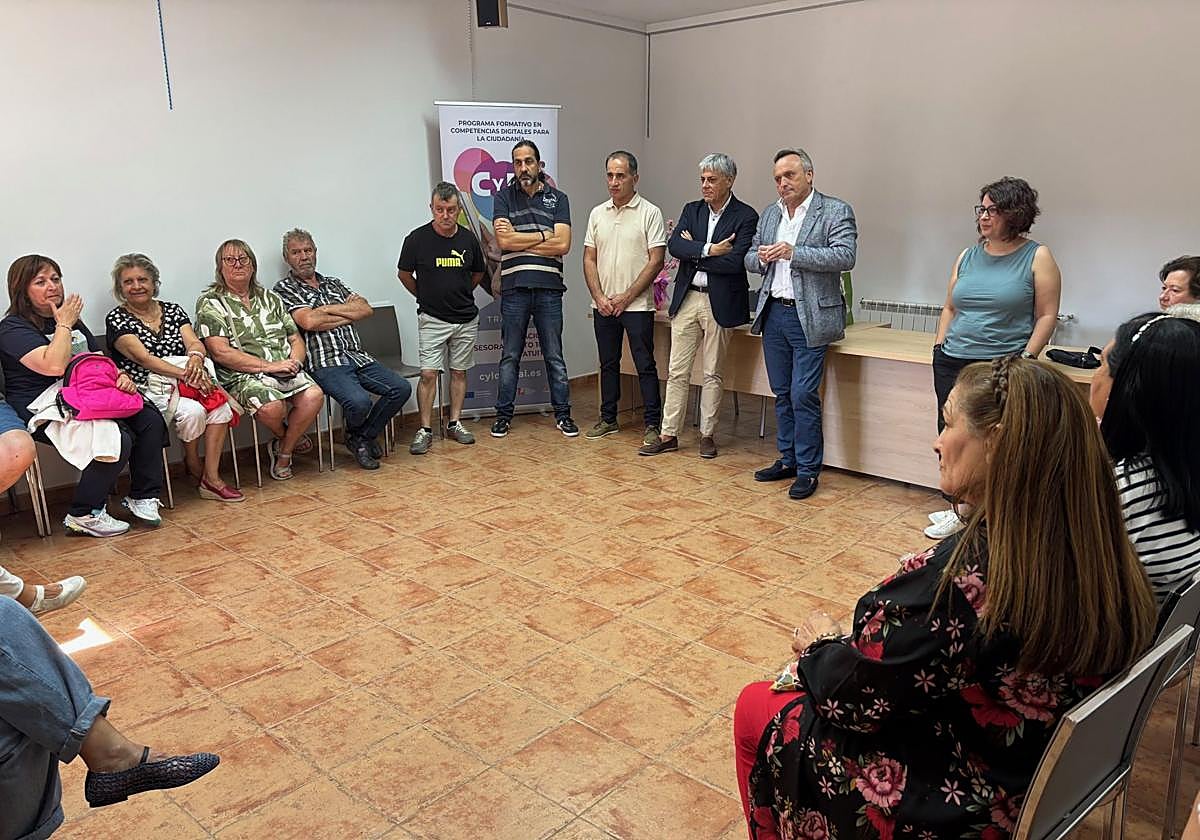 El viceconsejero de Transformación Digital, Luis Enrique Ortega, ha visitado una de esas formaciones en Castrocontrigo.