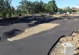 Aspecto actual de las obras de la pista de 'pumptrack' junto al río Torío en Puente Castro.
