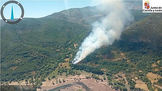 Medios aéreos controlan un incendio junto al embalse de Barrios de Luna