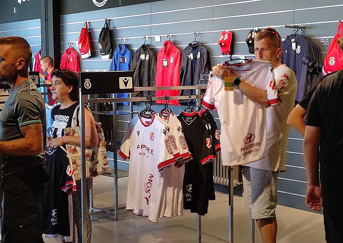 Imagen secundaria 1 - Las camisetas gustan ¡y mucho!: «Hay una clara favorita»