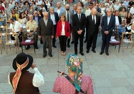 Ana del Ser y el resto de la comitiva llegando al claustro de la Catedral de León.