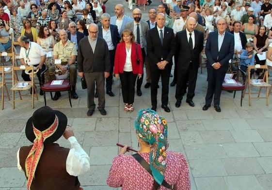 Ana del Ser y el resto de la comitiva llegando al claustro de la Catedral de León.