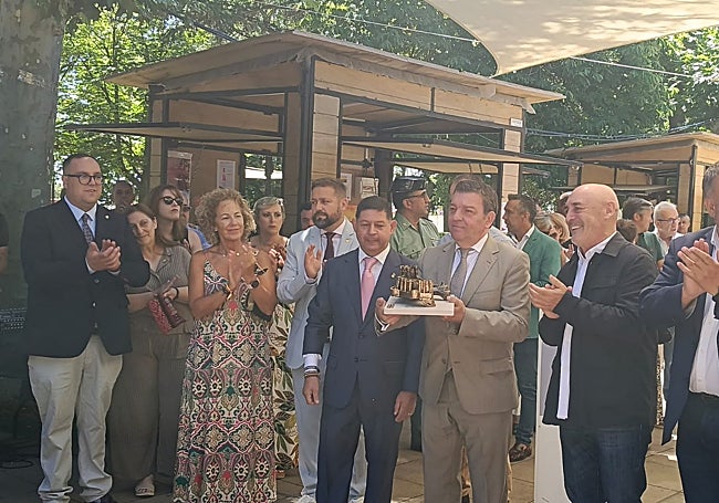 Entrega de un castillo conmemorativo como recuerdo por parte del alcalde de Valencia de Don Juan, José Jiménez a Luis Miguel González Gago, consejero de Presidencia de la Junta de Castilla y León