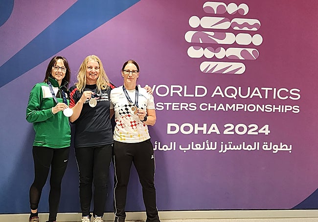 Marta Álvarez, junto a otras dos medallistas en Doha